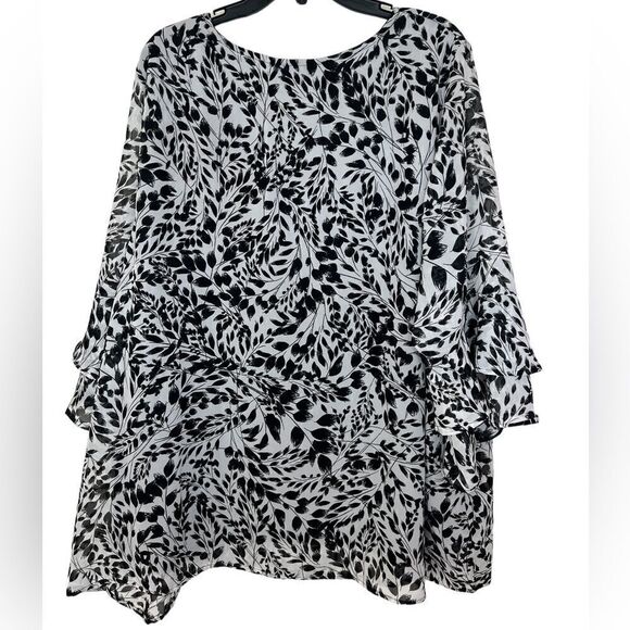 Avenue Black/White 3/4 Flutter Sleeve Floral V-Neck Blouse Size 26/28 - Picture 2 of 9